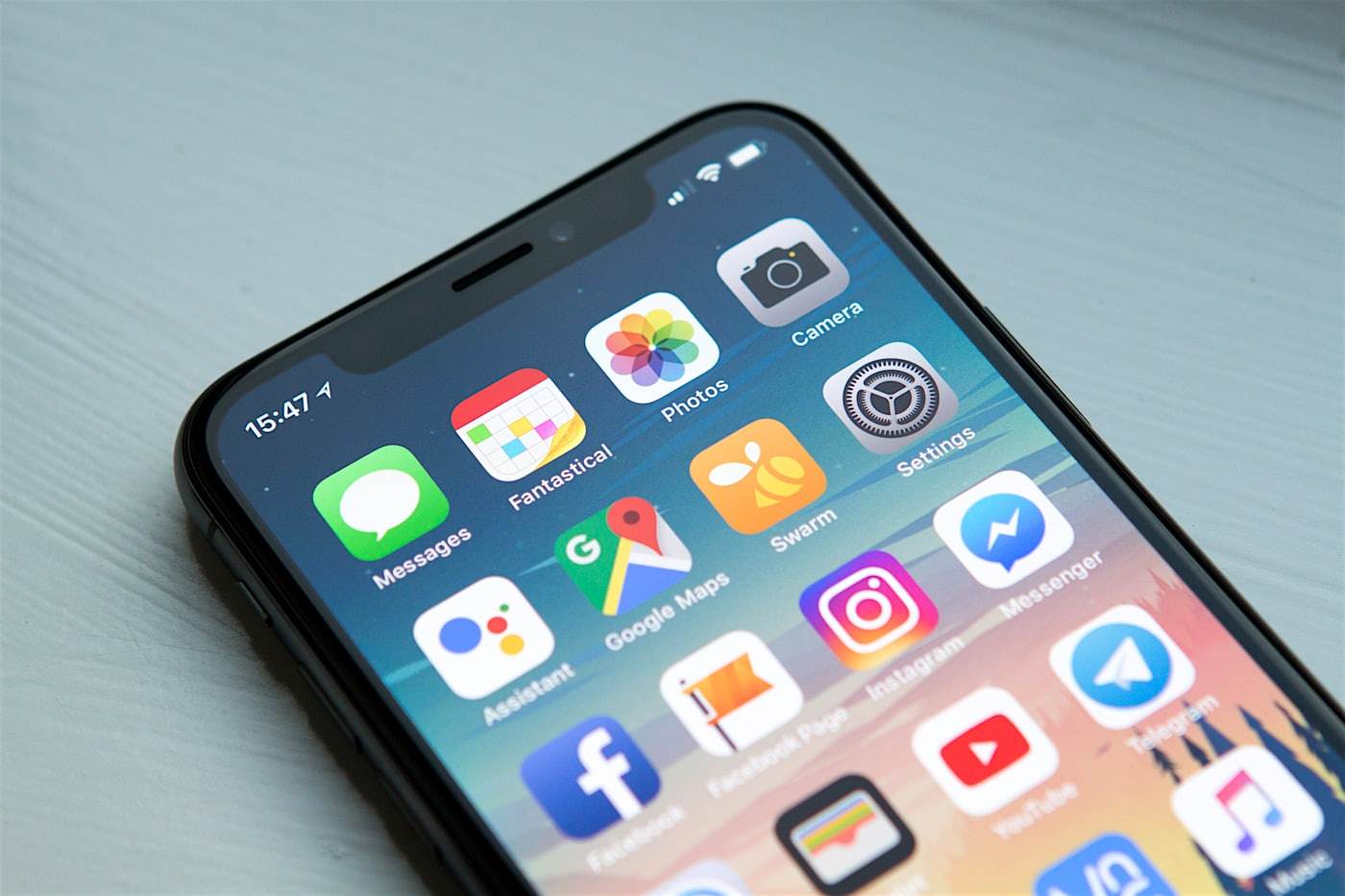 Le client laisse son avis depuis son téléphone