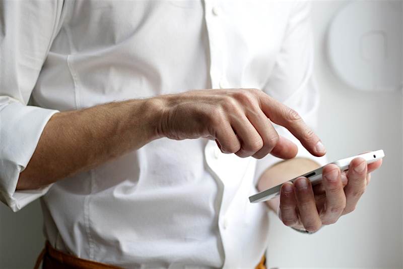 Professionnel partageant sa carte de visite NFC d'un geste