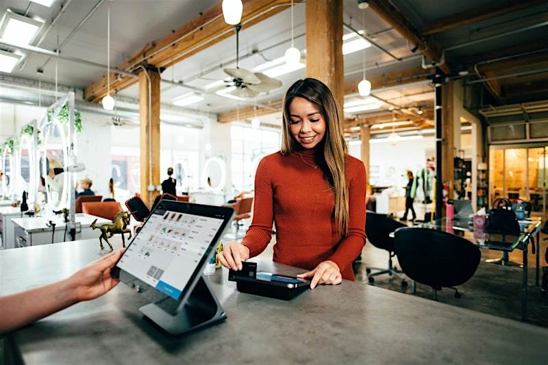 Cliente laissant un avis Google au comptoir grâce au sans-contact